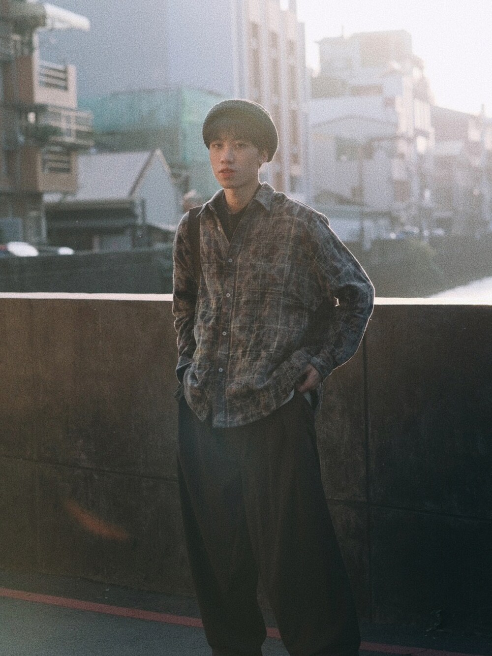 グレー系のシューズ、グリーン系のバッグ、グレー系の帽子を着用したメンズの冬コーディネートの3枚目の写真