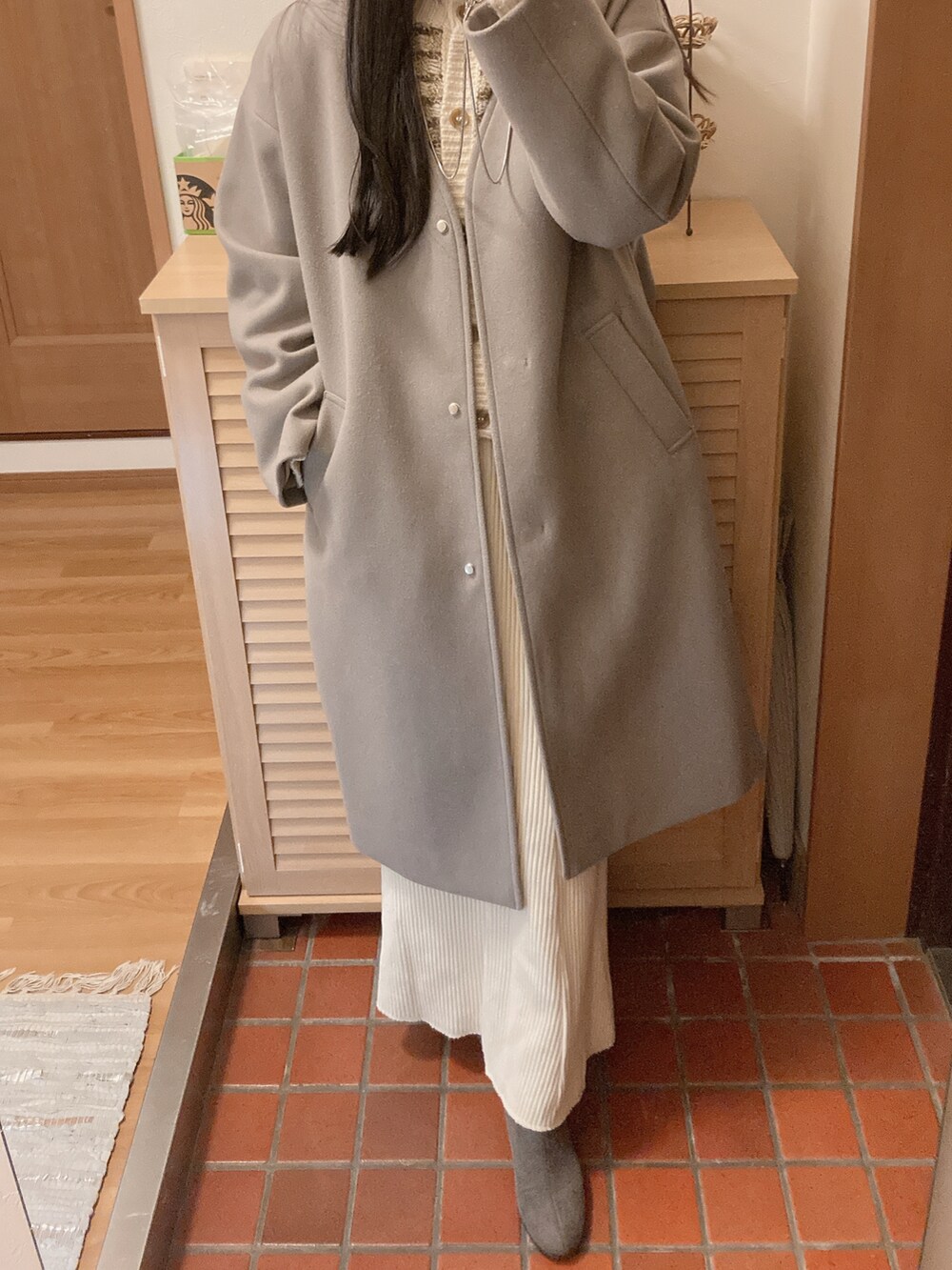 ホワイト系のカーディガン/ボレロ、ホワイト系のスカート、グレー系のその他シューズを着用したレディースの秋コーディネートの2枚目の写真