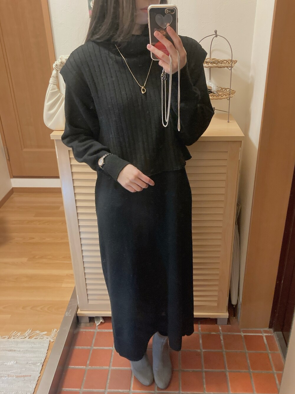 ホワイト系のハンドバッグ、グレー系のその他シューズ、シルバー系のスマホグッズを着用したレディースの冬コーディネートの3枚目の写真