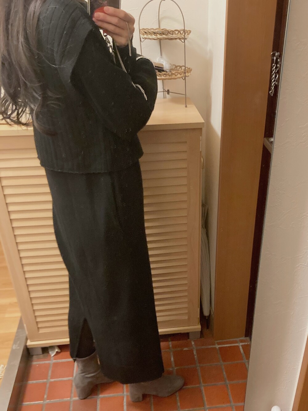 ホワイト系のハンドバッグ、グレー系のその他シューズ、シルバー系のスマホグッズを着用したレディースの冬コーディネートの2枚目の写真