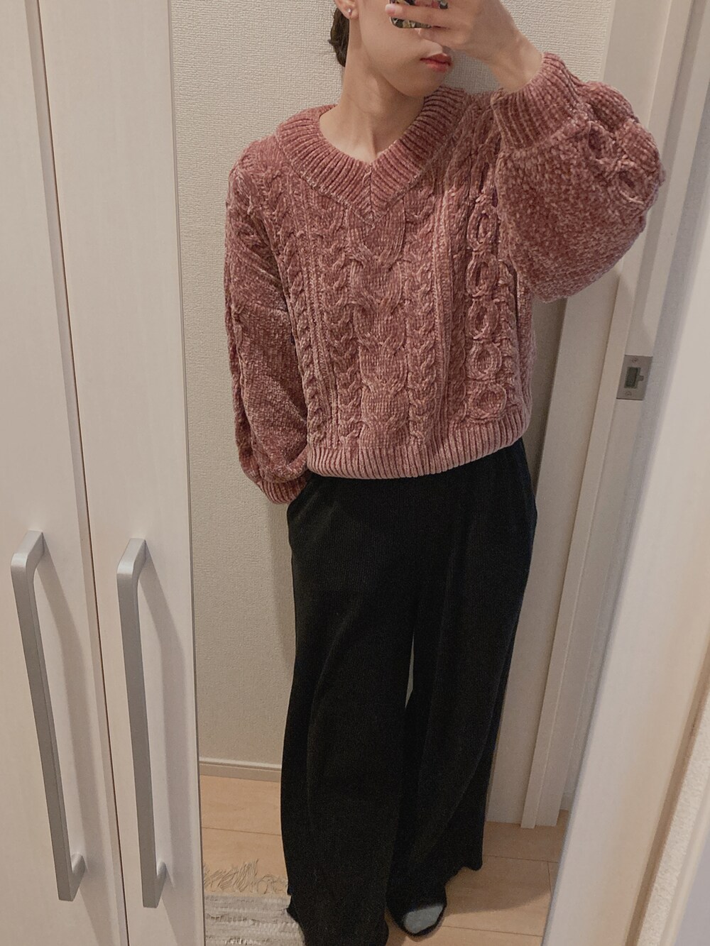 ブラック系のパンツ、レッド系のニット/セーターを着用したレディースの秋コーディネートの2枚目の写真