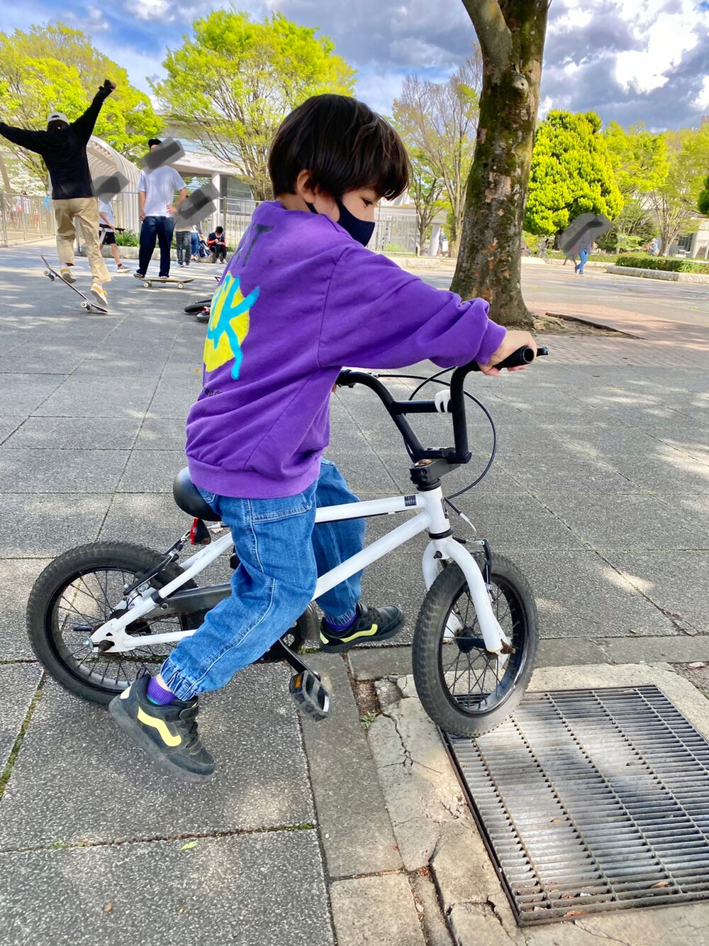 パープル系のTシャツ/カットソー、ブルー系のデニムパンツ、ブラック系のスニーカーを着用したキッズの春コーディネートの2枚目の写真