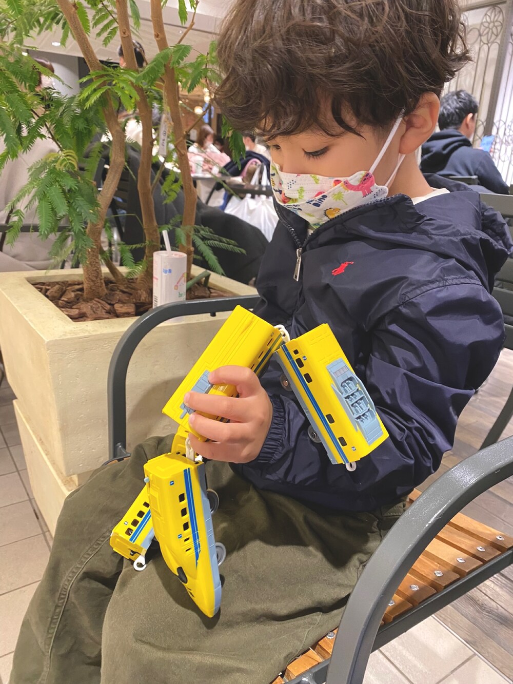 ブルー系のその他アウター、グリーン系のその他パンツ、ホワイト系のスニーカーを着用したキッズの春コーディネートの2枚目の写真