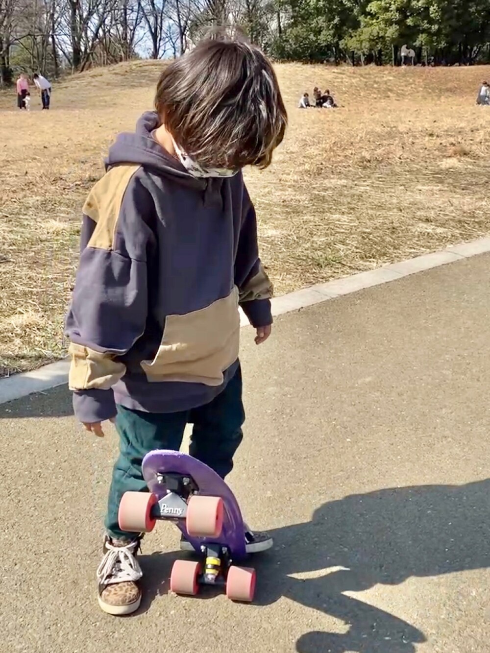 ブラウン系のスニーカー、グリーン系のその他パンツ、グレー系のパーカーを着用したキッズの春コーディネートの2枚目の写真