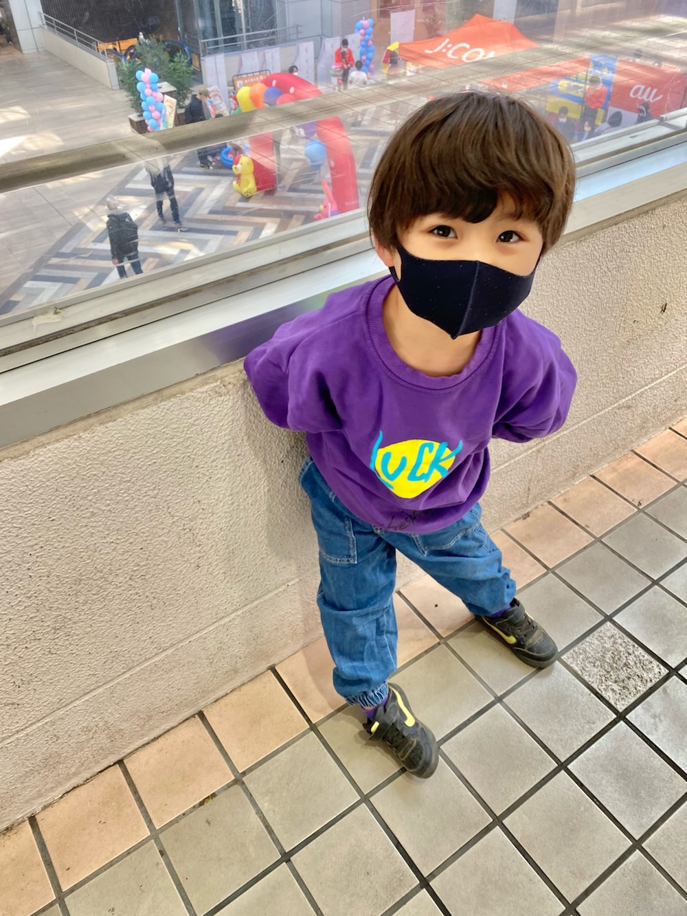 パープル系のTシャツ/カットソー、ブルー系のデニムパンツ、ブラック系のスニーカーを着用したキッズの春コーディネートの3枚目の写真