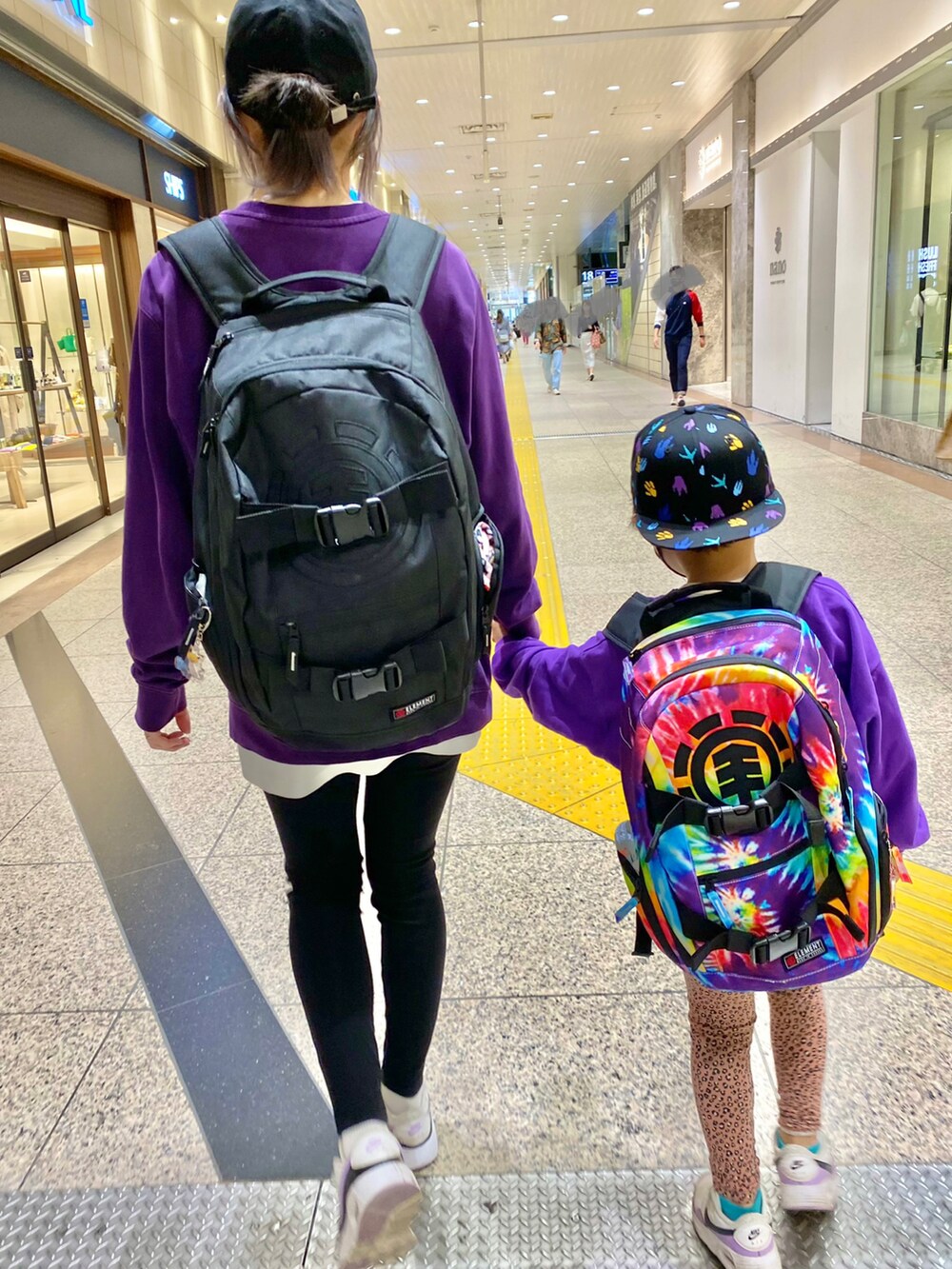 パープル系のTシャツ/カットソー、その他のバックパック/リュック、ホワイト系のスニーカーを着用したキッズの春コーディネートの2枚目の写真