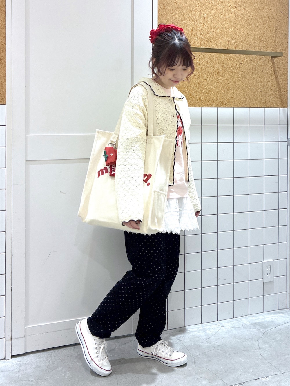 ホワイト系のカーディガン/ボレロ、ピンク系のTシャツ/カットソー、ホワイト系のスカートを着用したレディースの春コーディネートの2枚目の写真