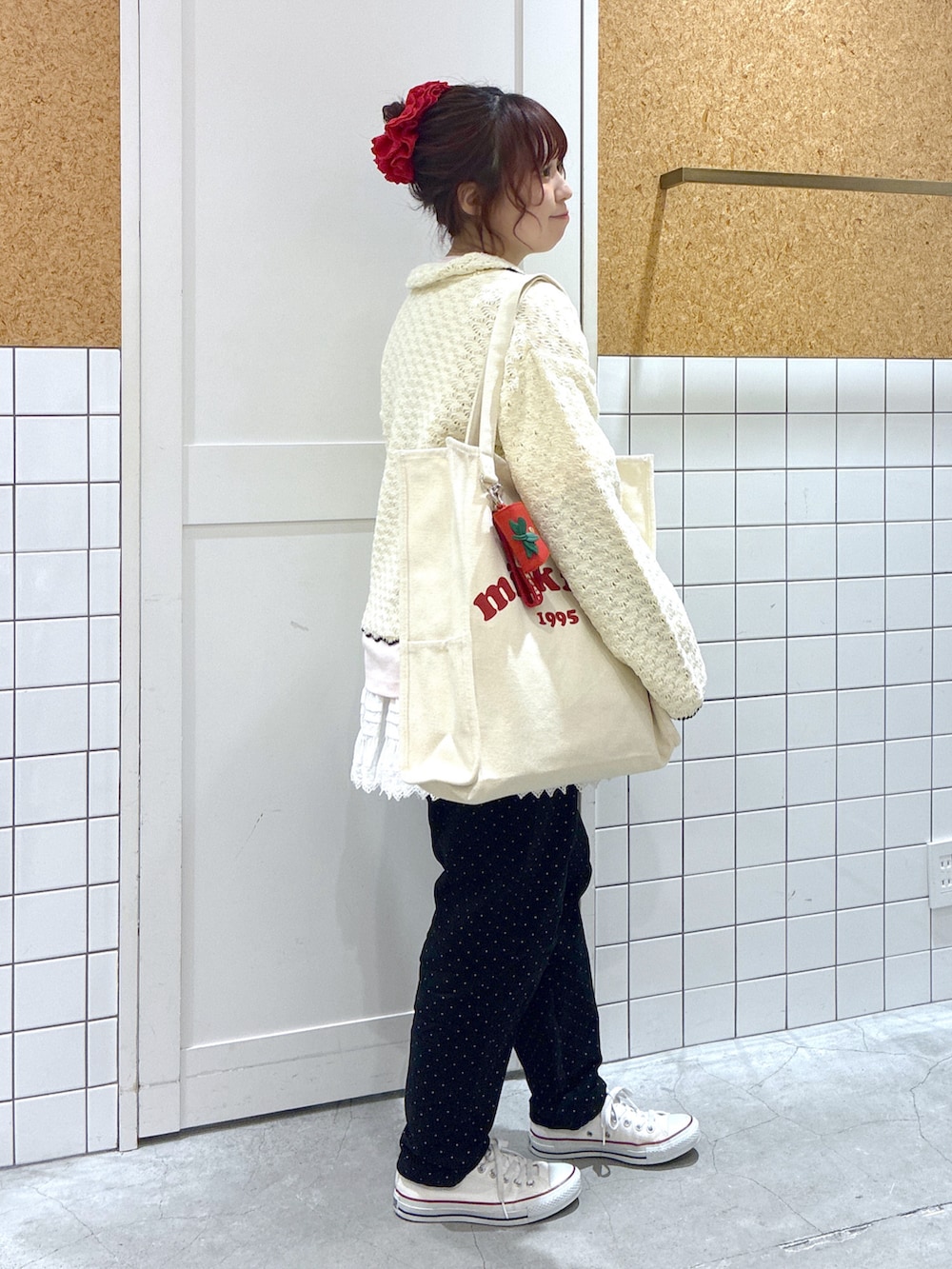 ホワイト系のカーディガン/ボレロ、ピンク系のTシャツ/カットソー、ホワイト系のスカートを着用したレディースの春コーディネートの3枚目の写真