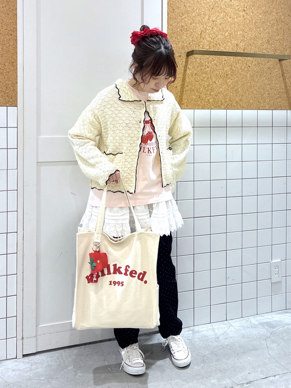 ホワイト系のカーディガン/ボレロ、ピンク系のTシャツ/カットソー、ホワイト系のスカートを着用したレディースの春コーディネートの5枚目の写真