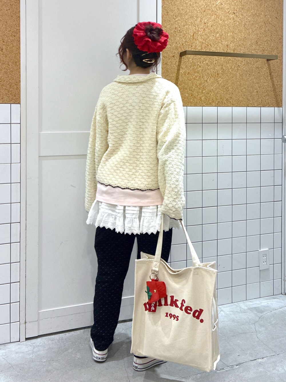 ホワイト系のカーディガン/ボレロ、ピンク系のTシャツ/カットソー、ホワイト系のスカートを着用したレディースの春コーディネートの4枚目の写真