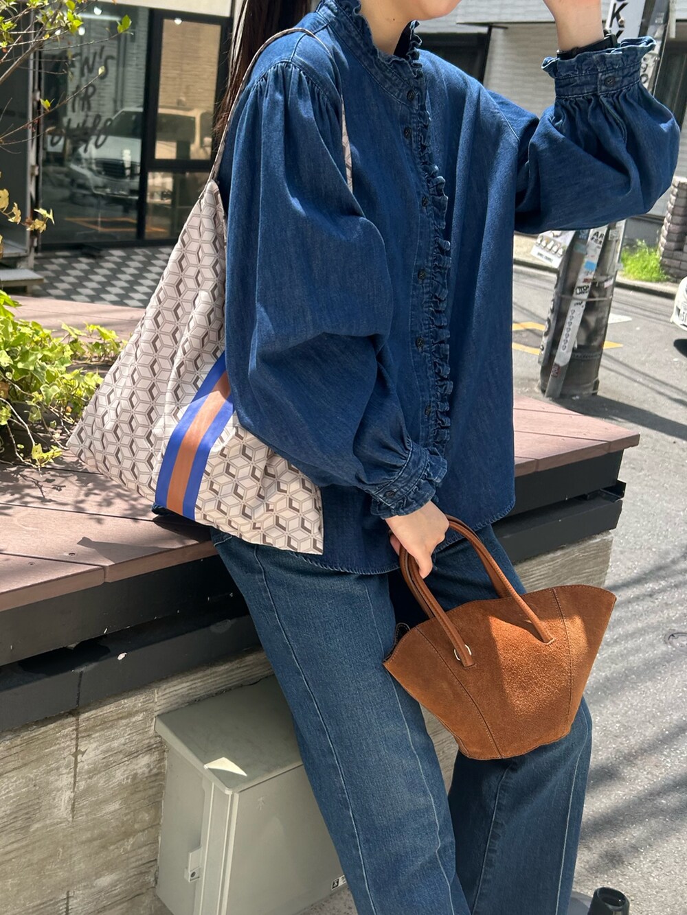 ブルー系のシャツ/ブラウス、ブルー系のデニムパンツ、パープル系のショルダーバッグを着用したレディースの夏コーディネートの6枚目の写真