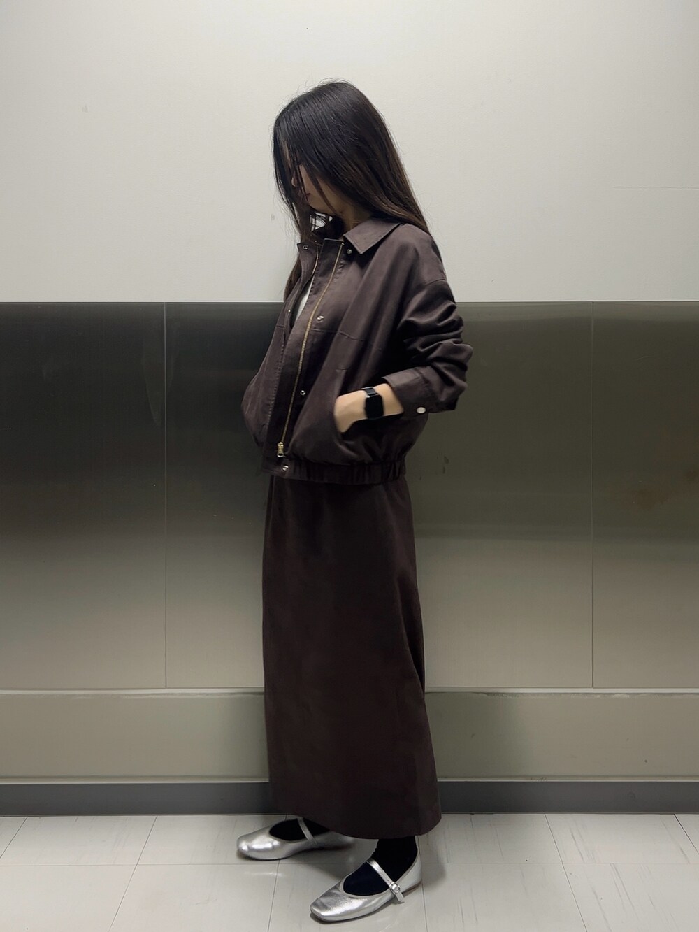 ブラウン系のブルゾン、ホワイト系のニット/セーター、ブラウン系のスカートを着用したレディースの秋コーディネートの5枚目の写真