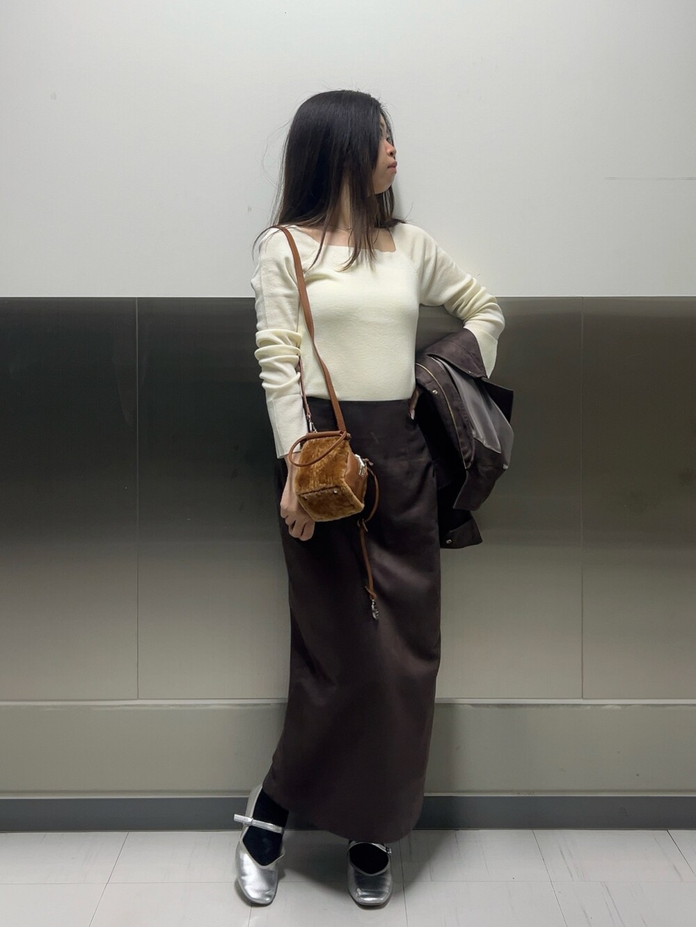 ブラウン系のブルゾン、ホワイト系のニット/セーター、ブラウン系のスカートを着用したレディースの秋コーディネートの8枚目の写真