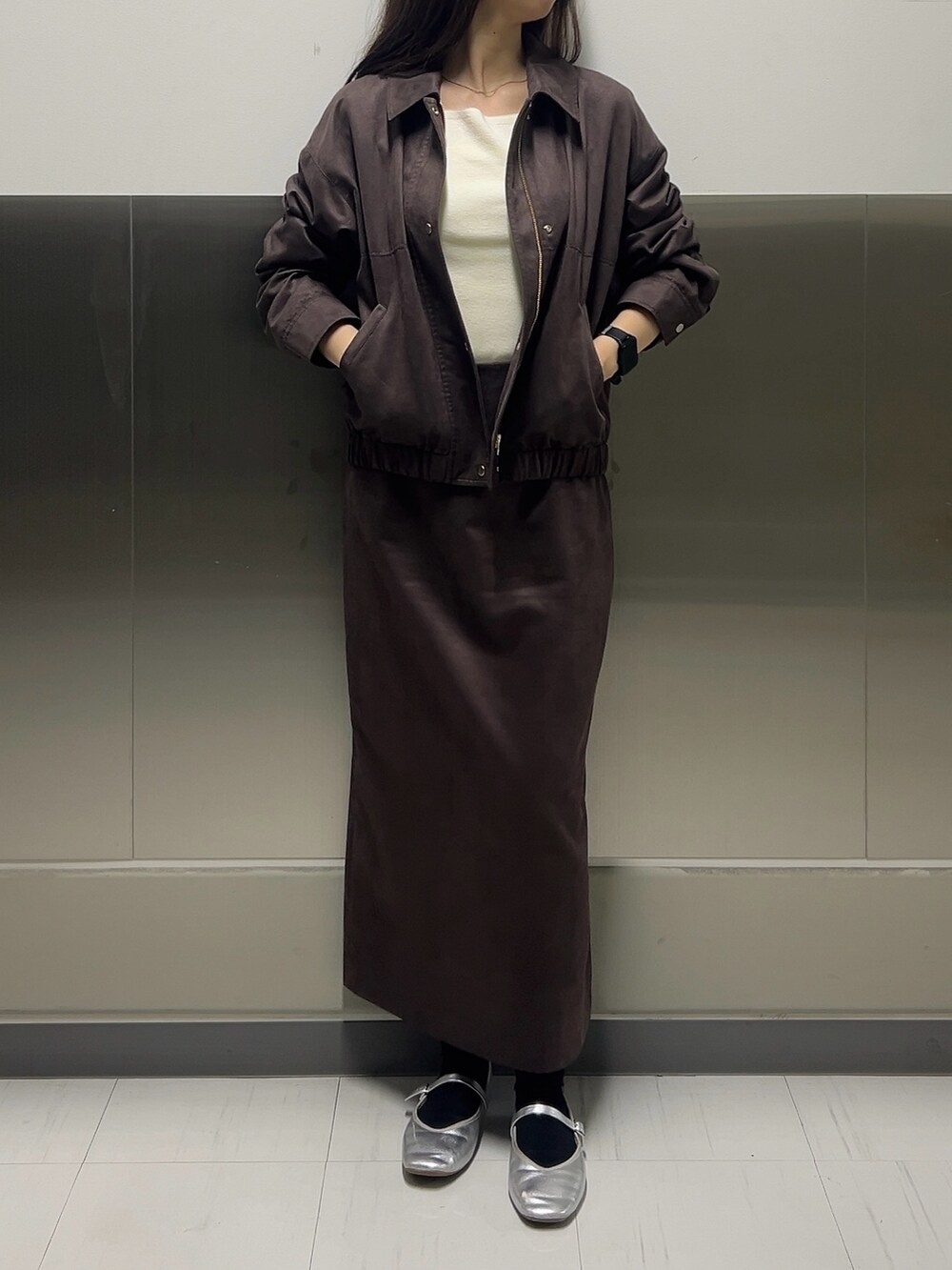 ブラウン系のブルゾン、ホワイト系のニット/セーター、ブラウン系のスカートを着用したレディースの秋コーディネートの6枚目の写真