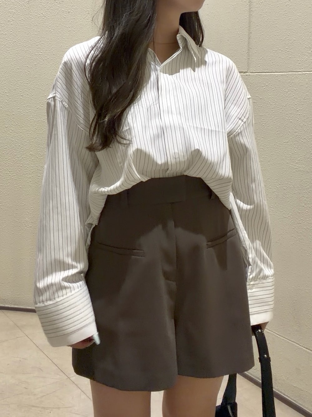 ホワイト系のシャツ/ブラウス、ブラウン系のその他パンツ、ブラック系のブーツを着用したレディースの夏コーディネートの4枚目の写真