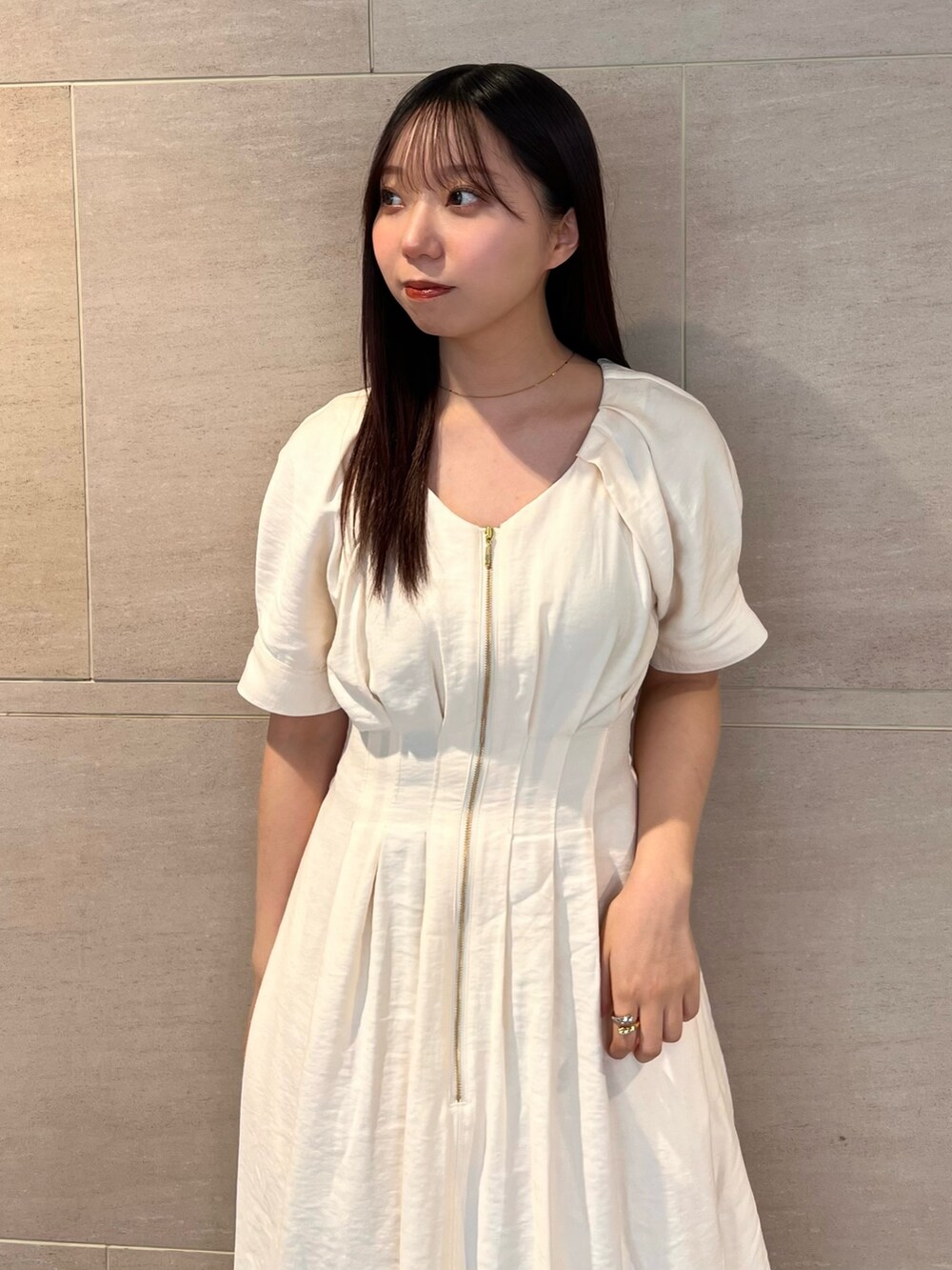 ホワイト系のワンピース、ホワイト系のサンダルを着用したレディースの春コーディネートの5枚目の写真