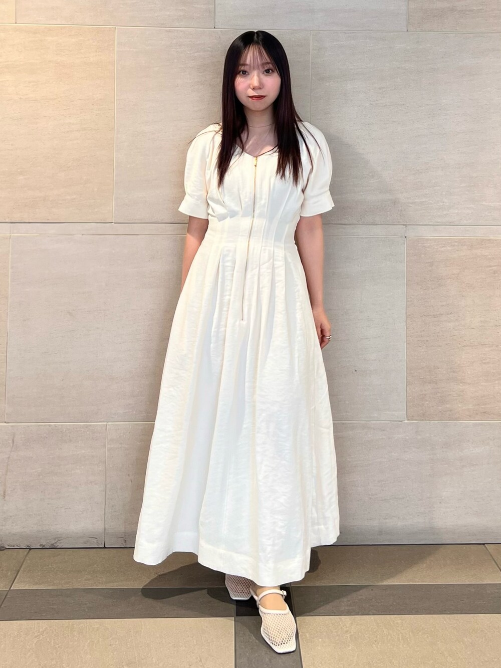ホワイト系のワンピース、ホワイト系のサンダルを着用したレディースの春コーディネートの2枚目の写真