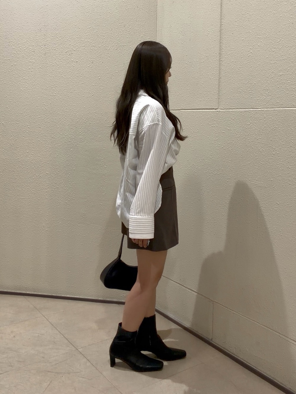 ホワイト系のシャツ/ブラウス、ブラウン系のその他パンツ、ブラック系のブーツを着用したレディースの夏コーディネートの2枚目の写真
