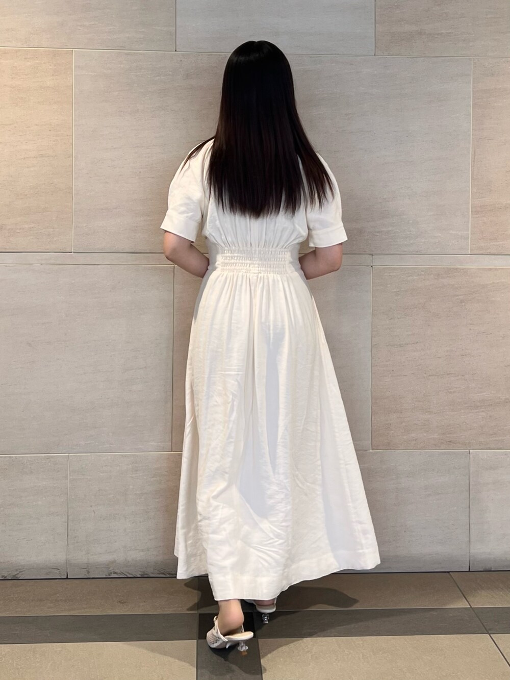ホワイト系のワンピース、ホワイト系のサンダルを着用したレディースの春コーディネートの4枚目の写真