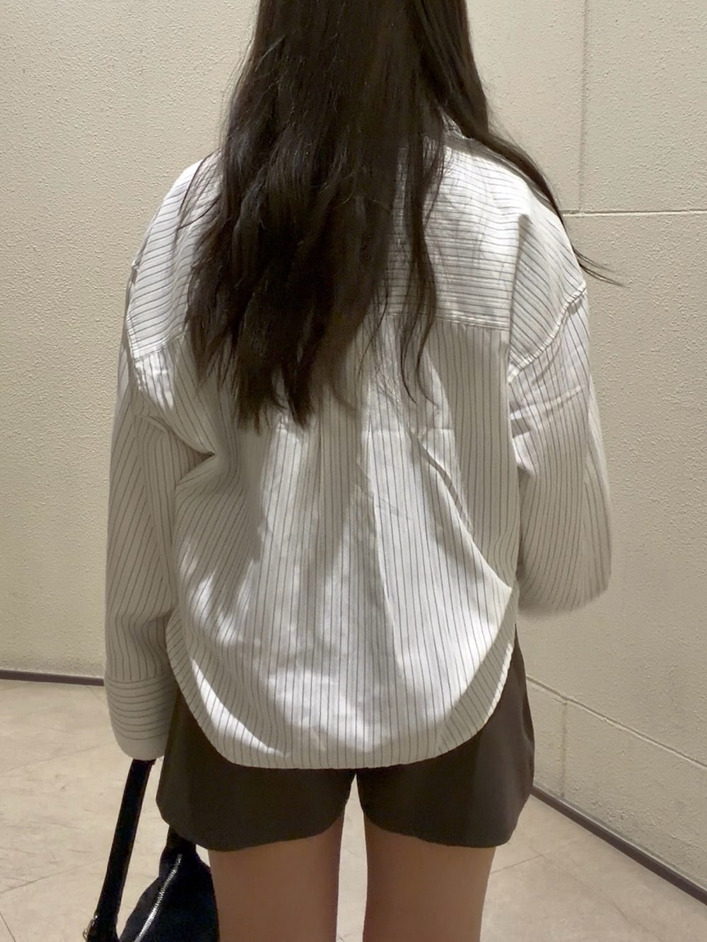 ホワイト系のシャツ/ブラウス、ブラウン系のその他パンツ、ブラック系のブーツを着用したレディースの夏コーディネートの5枚目の写真