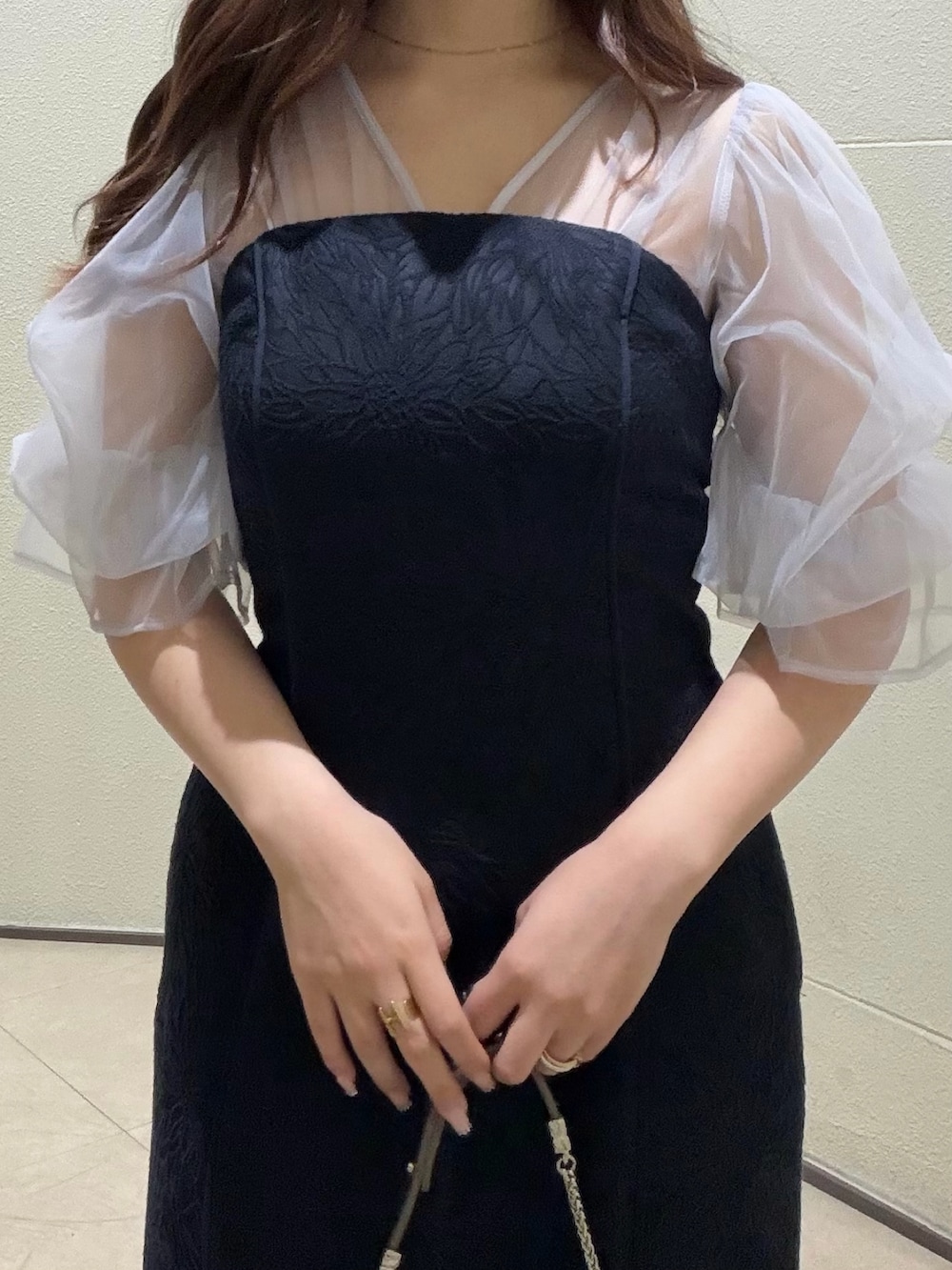 ブルー系のドレス、シルバー系のクラッチバッグ、シルバー系のパンプスを着用したレディースの春コーディネートの5枚目の写真