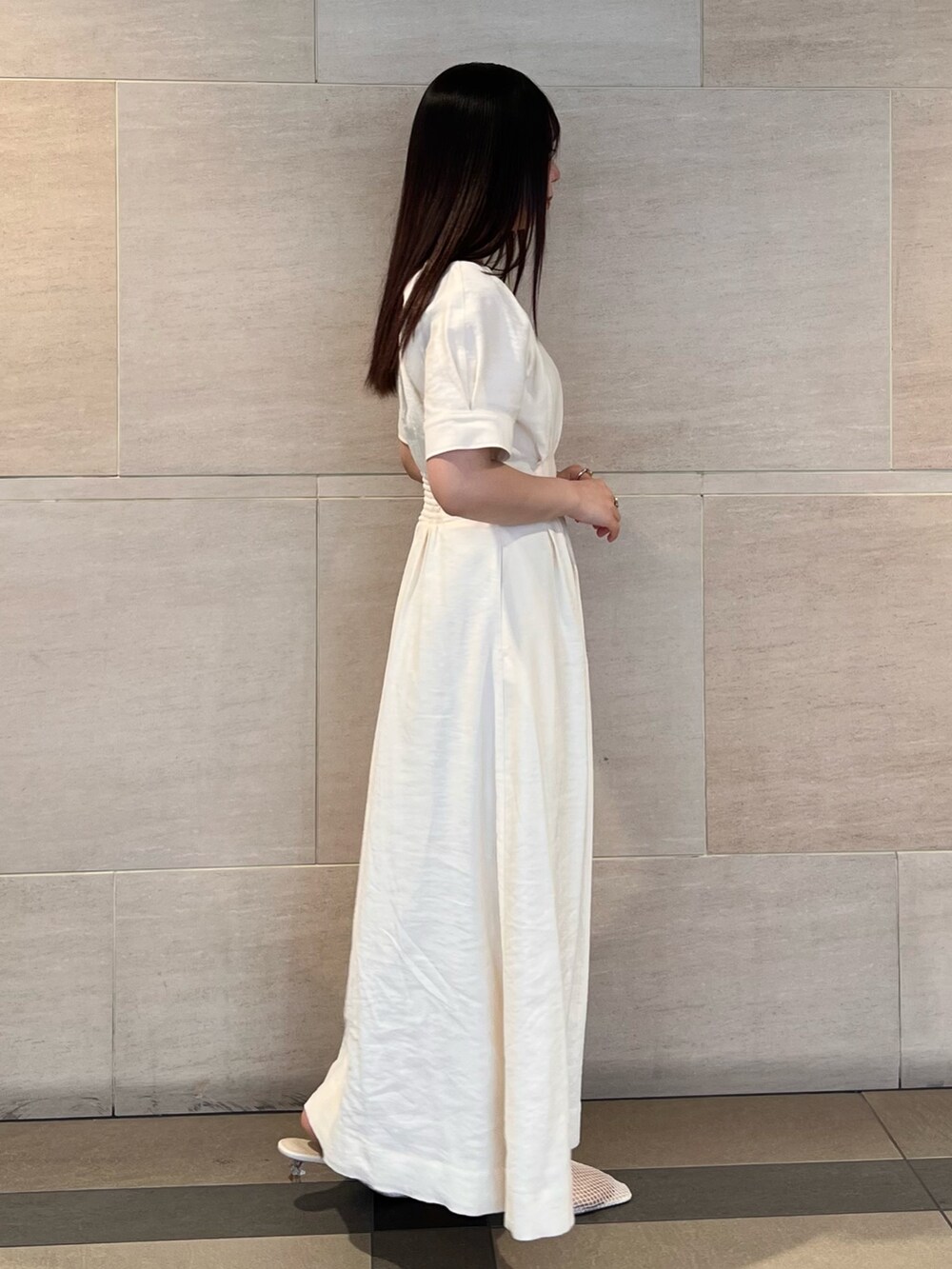 ホワイト系のワンピース、ホワイト系のサンダルを着用したレディースの春コーディネートの3枚目の写真