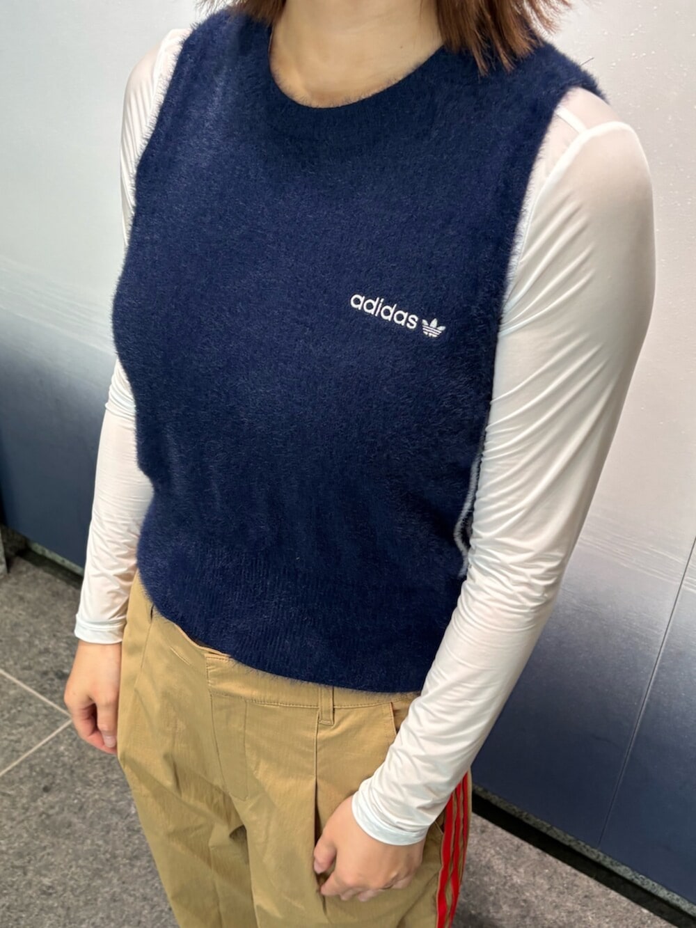 ホワイト系のTシャツ/カットソー、ブルー系のベスト、ベージュ系のその他パンツを着用したレディースの夏コーディネートの2枚目の写真