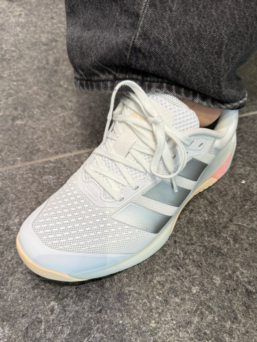 ホワイト系のスニーカー、レッド系のトップスを着用したレディースの冬コーディネートの4枚目の写真