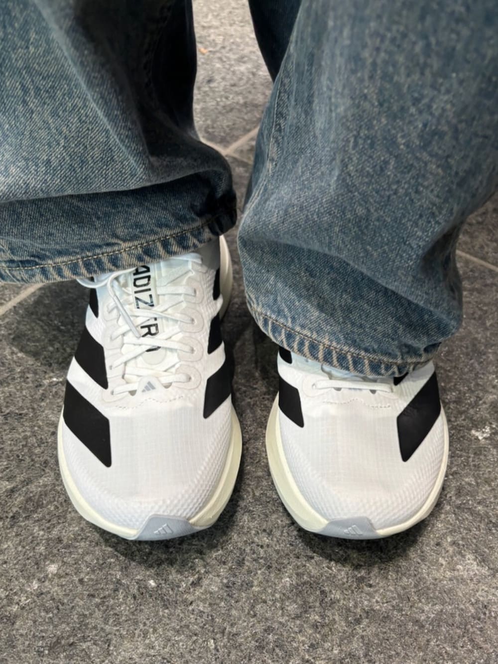 ホワイト系のトップス、ホワイト系のスニーカーを着用したレディースの冬コーディネートの2枚目の写真