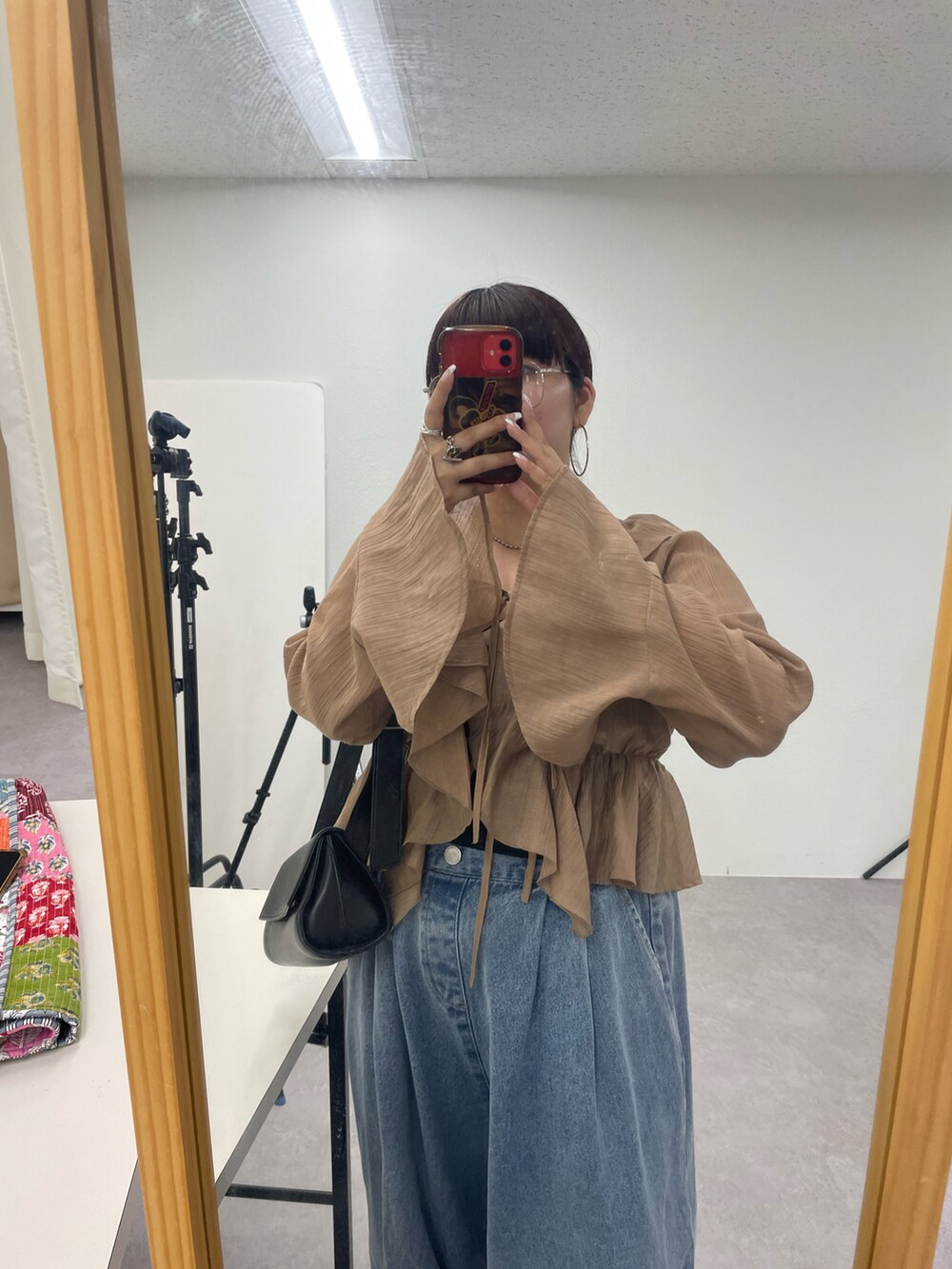 イエロー系のシャツ/ブラウスを着用したレディースの春コーディネートの3枚目の写真