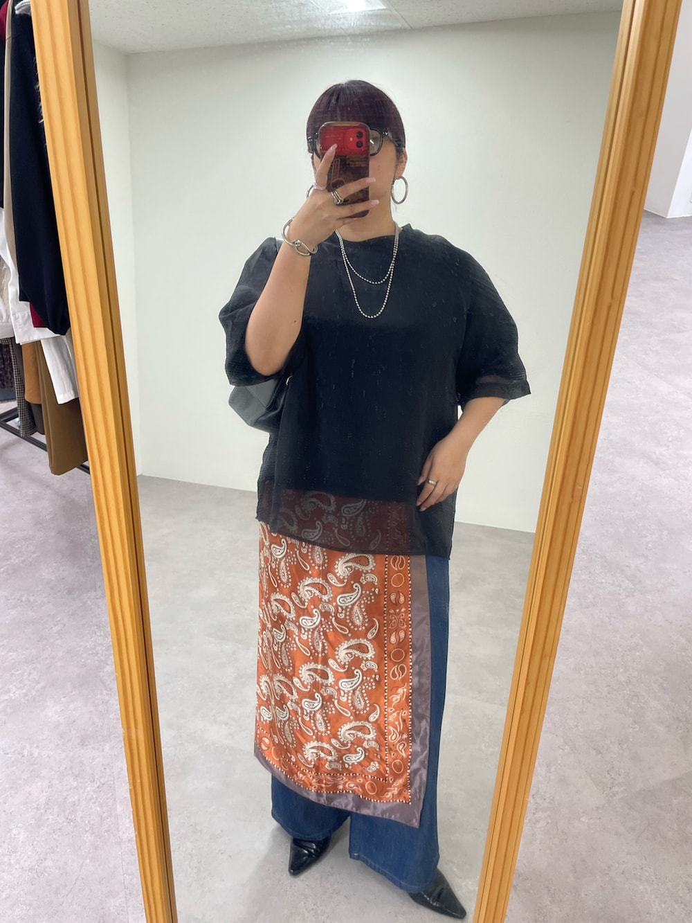 「スカーフ、パンツスタイル、お洒落さんとつながりたい、オトナカジュアル、おでかけコーデ、Tシャツコーデ」｜「Remind me and foreverの【新色登場！】【全色再入荷！】大判スカーフ（バンダナ/スカーフ、ブラウン系）」を使った、kana18sさん（骨格ストレート・レディース・158cm）の夏コーディネートの2枚目の写真