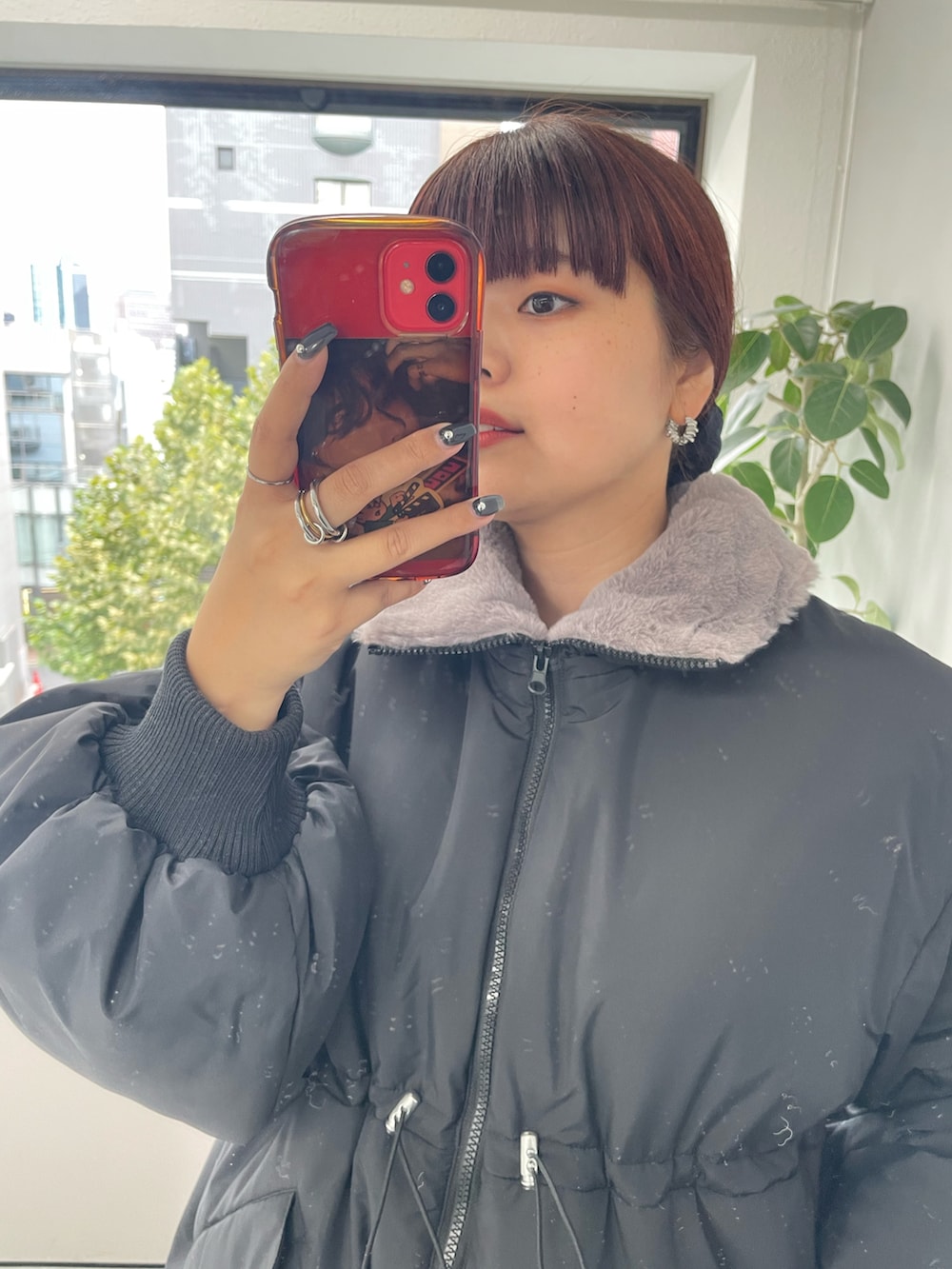 ブラック系のその他アウター、ブルー系のデニムパンツを着用したレディースの秋コーディネートの5枚目の写真