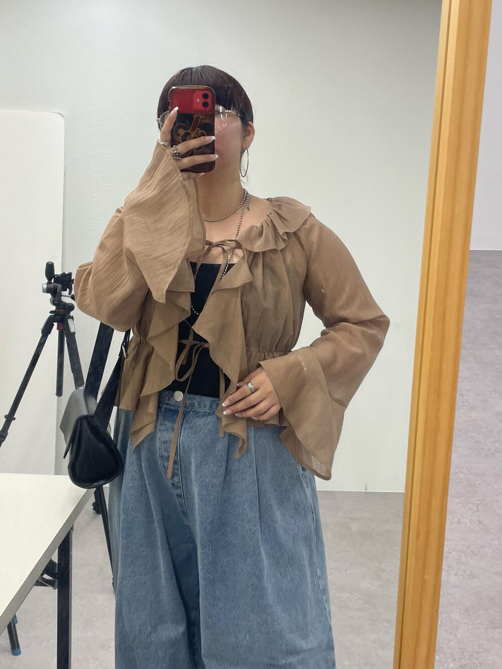 イエロー系のシャツ/ブラウスを着用したレディースの春コーディネートの2枚目の写真