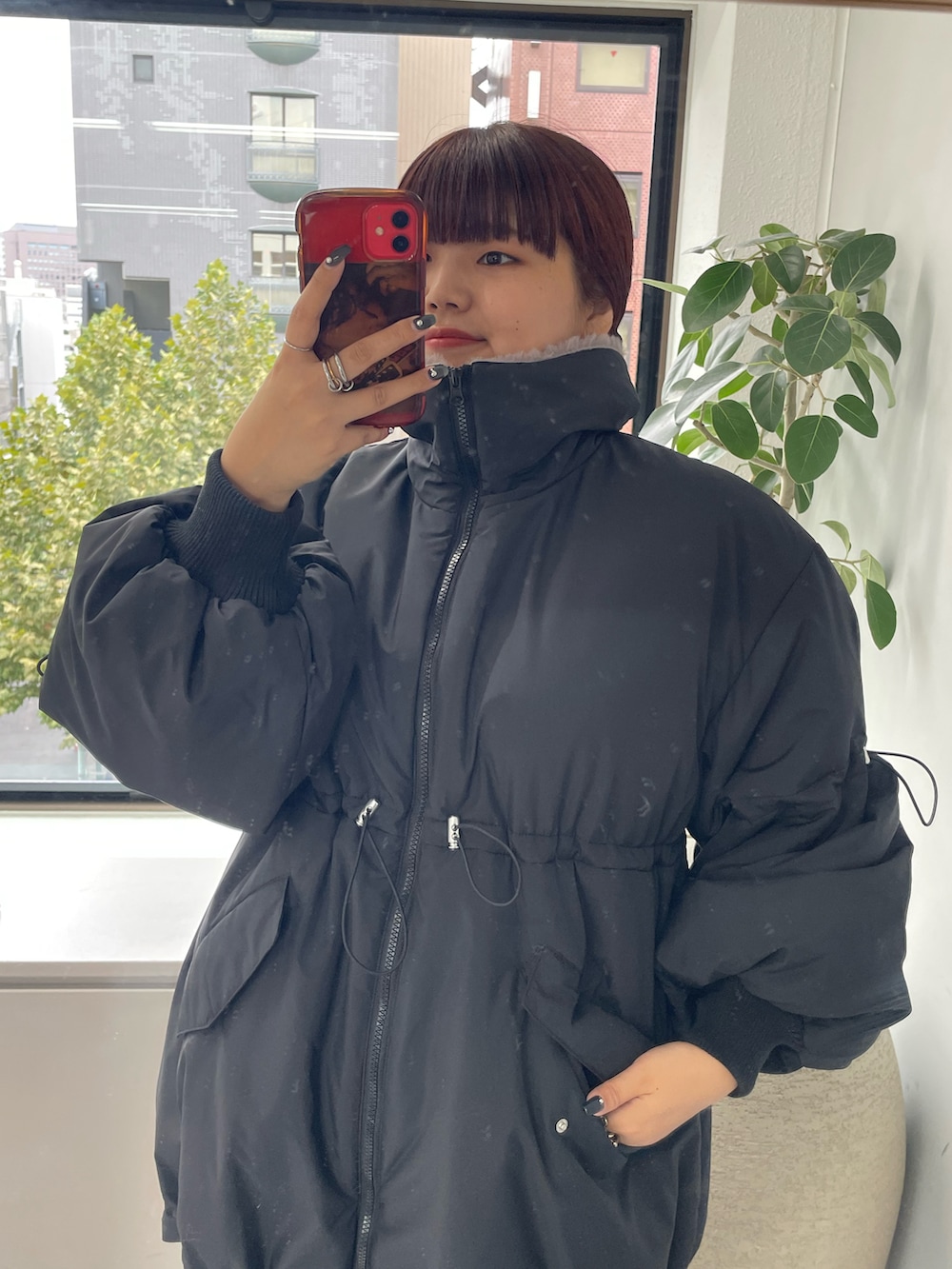 ブラック系のその他アウター、ブルー系のデニムパンツを着用したレディースの秋コーディネートの4枚目の写真