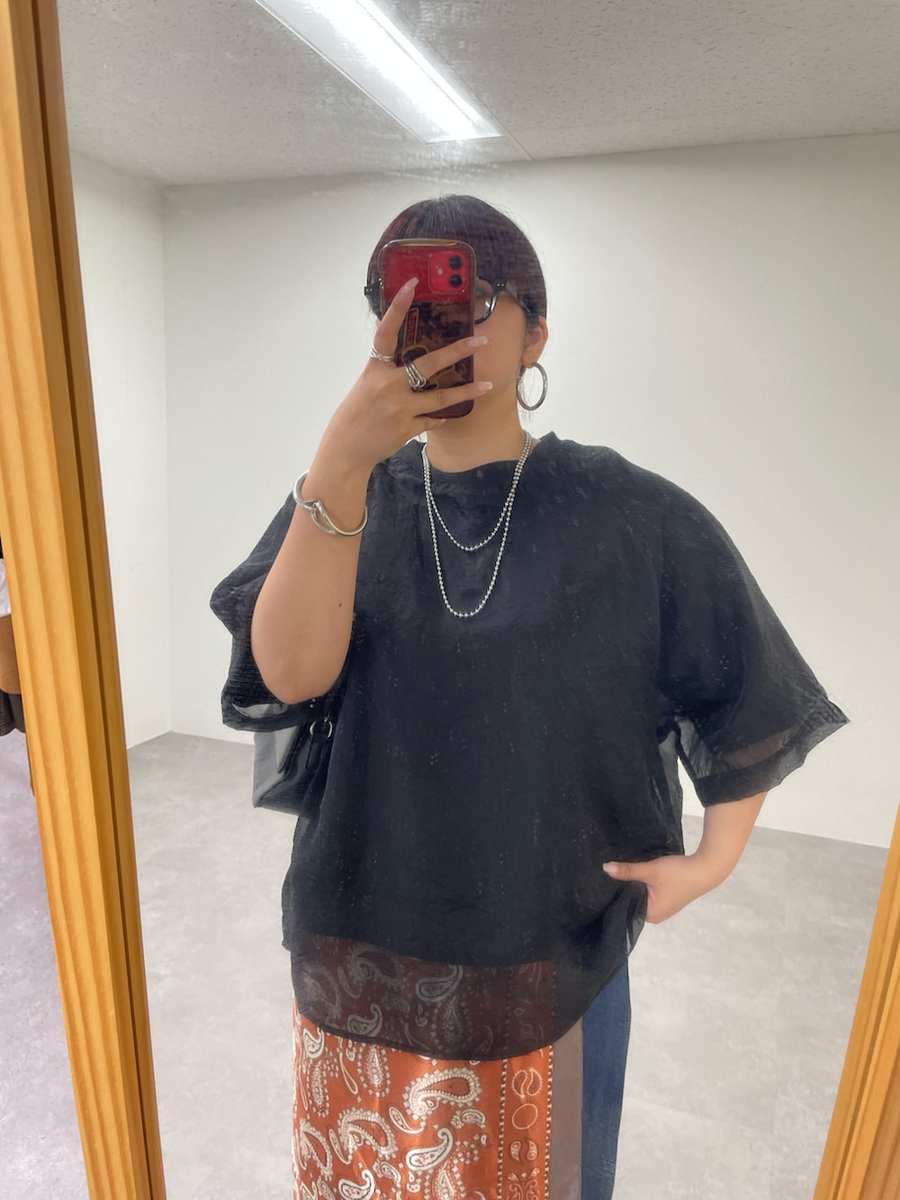 「スカーフ、パンツスタイル、お洒落さんとつながりたい、オトナカジュアル、おでかけコーデ、Tシャツコーデ」｜「Remind me and foreverの【新色登場！】【全色再入荷！】大判スカーフ（バンダナ/スカーフ、ブラウン系）」を使った、kana18sさん（骨格ストレート・レディース・158cm）の夏コーディネートの3枚目の写真