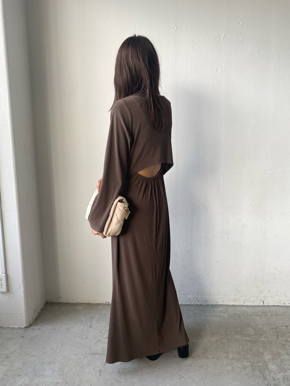 ブラウン系のワンピース、ベージュ系のショルダーバッグを着用したレディースの夏コーディネートの2枚目の写真