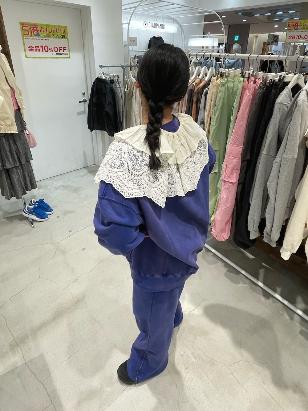 ブルー系のスウェット、ブルー系のスウェットパンツ、ホワイト系の付け襟を着用したレディースの春コーディネートの2枚目の写真