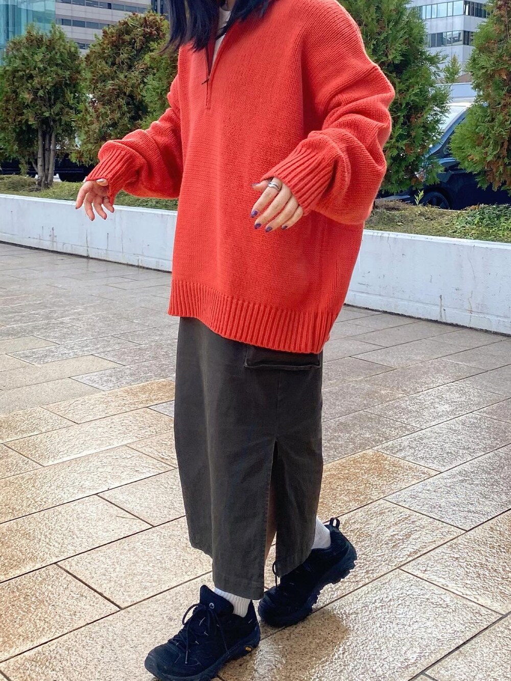 オレンジ系のニット/セーターを着用したレディースの秋コーディネートの3枚目の写真