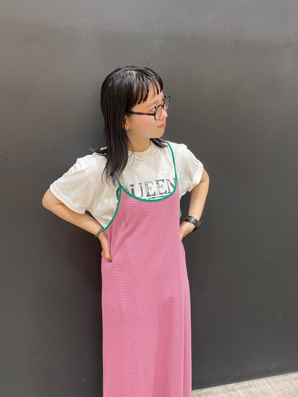 ピンク系のワンピース、ホワイト系のTシャツ/カットソーを着用したレディースの夏コーディネートの3枚目の写真