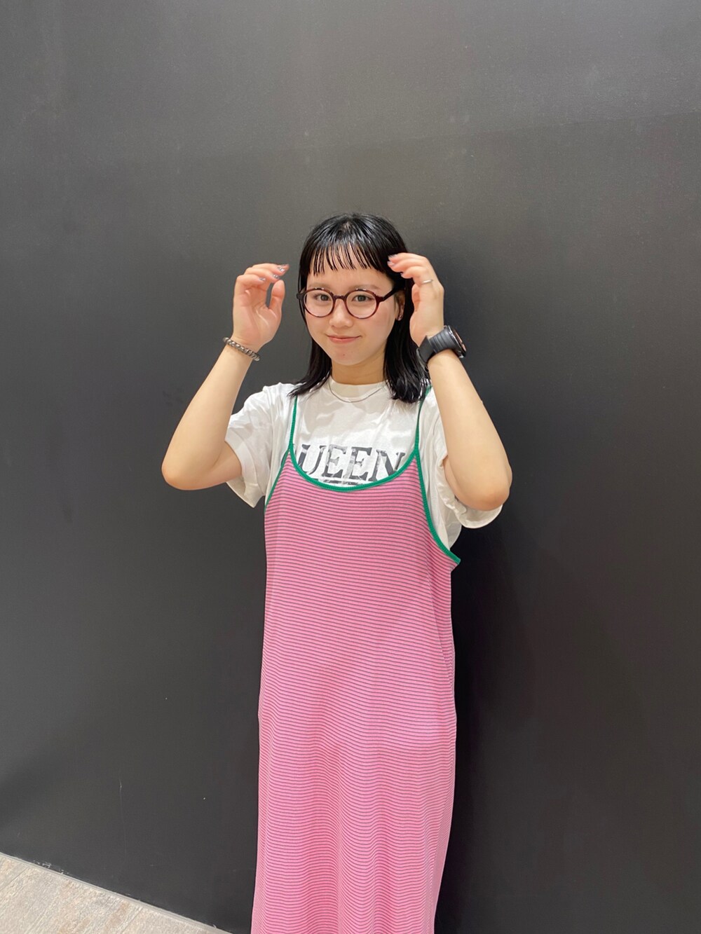 ピンク系のワンピース、ホワイト系のTシャツ/カットソーを着用したレディースの夏コーディネートの4枚目の写真