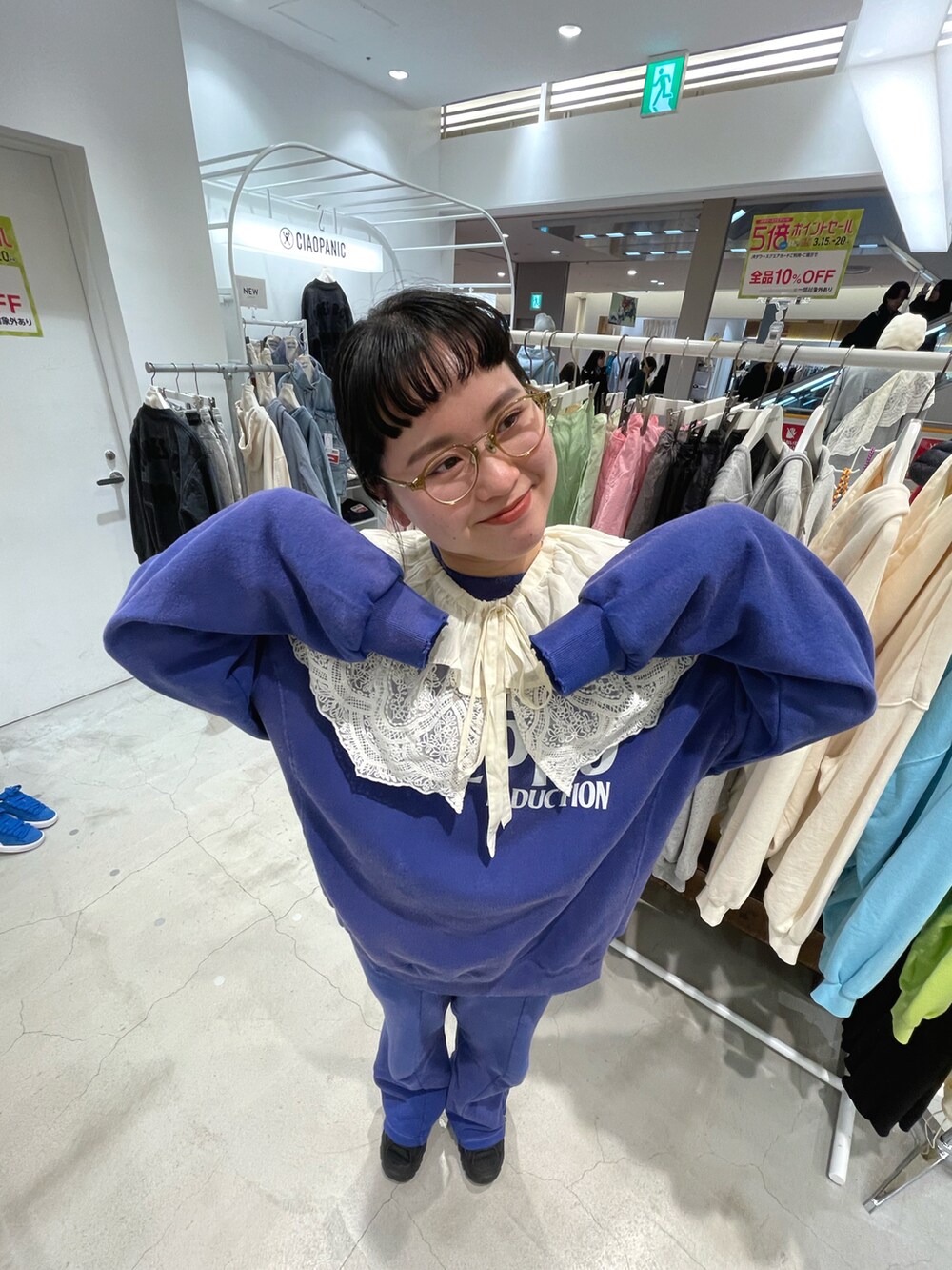 ブルー系のスウェット、ブルー系のスウェットパンツ、ホワイト系の付け襟を着用したレディースの春コーディネートの3枚目の写真