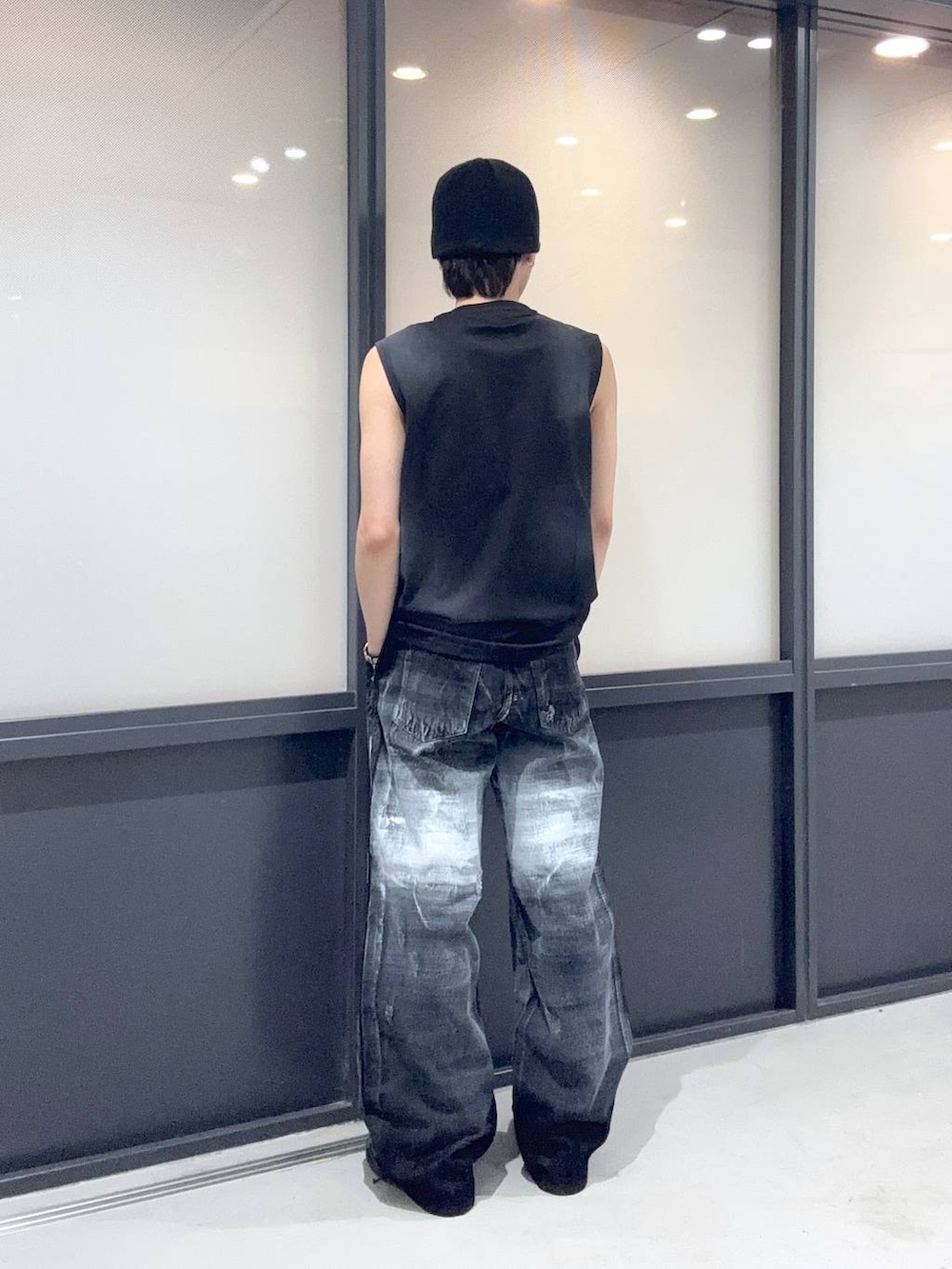 ブラック系のデニムパンツ、ブラック系のTシャツ/カットソー、その他のニットキャップ/ビーニーを着用したメンズの夏コーディネートの3枚目の写真