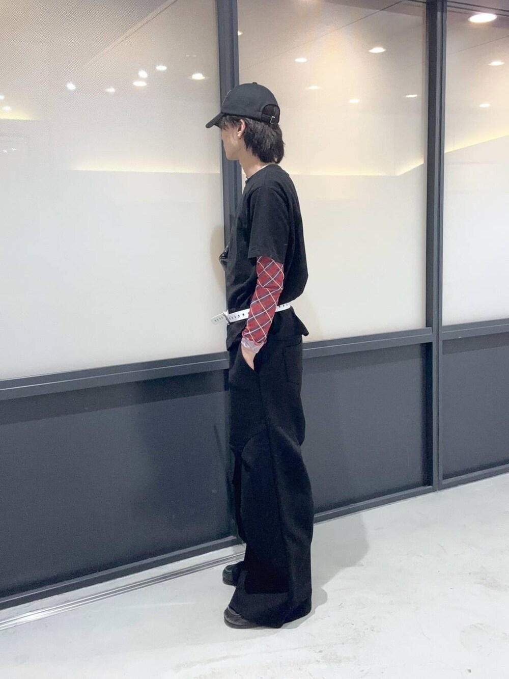 ブラック系のTシャツ/カットソー、ブラック系のその他パンツ、その他のTシャツ/カットソーを着用したメンズの夏コーディネートの2枚目の写真