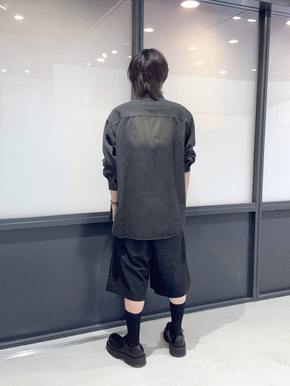 ブラック系のシャツ/ブラウスを着用したメンズの春コーディネートの3枚目の写真