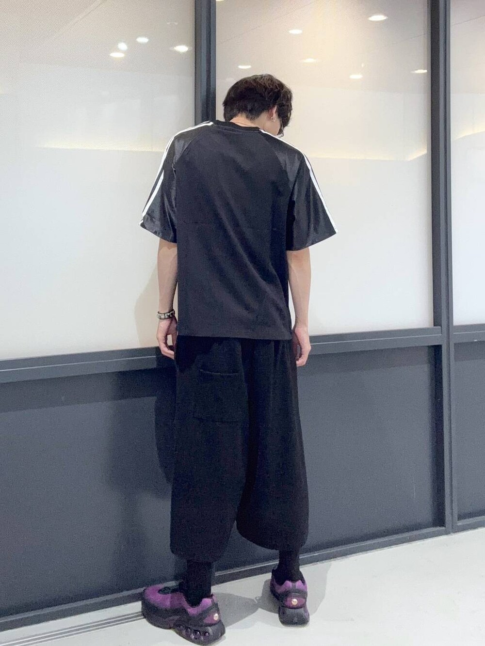 ブラック系のスウェットパンツ、ブラック系のTシャツ/カットソーを着用したメンズの夏コーディネートの3枚目の写真