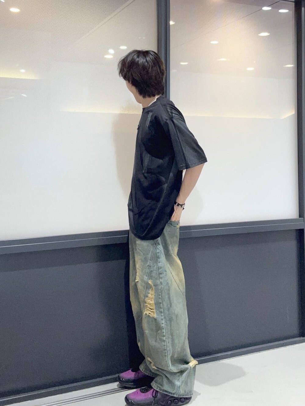 ブラック系のTシャツ/カットソーを着用したメンズの夏コーディネートの2枚目の写真