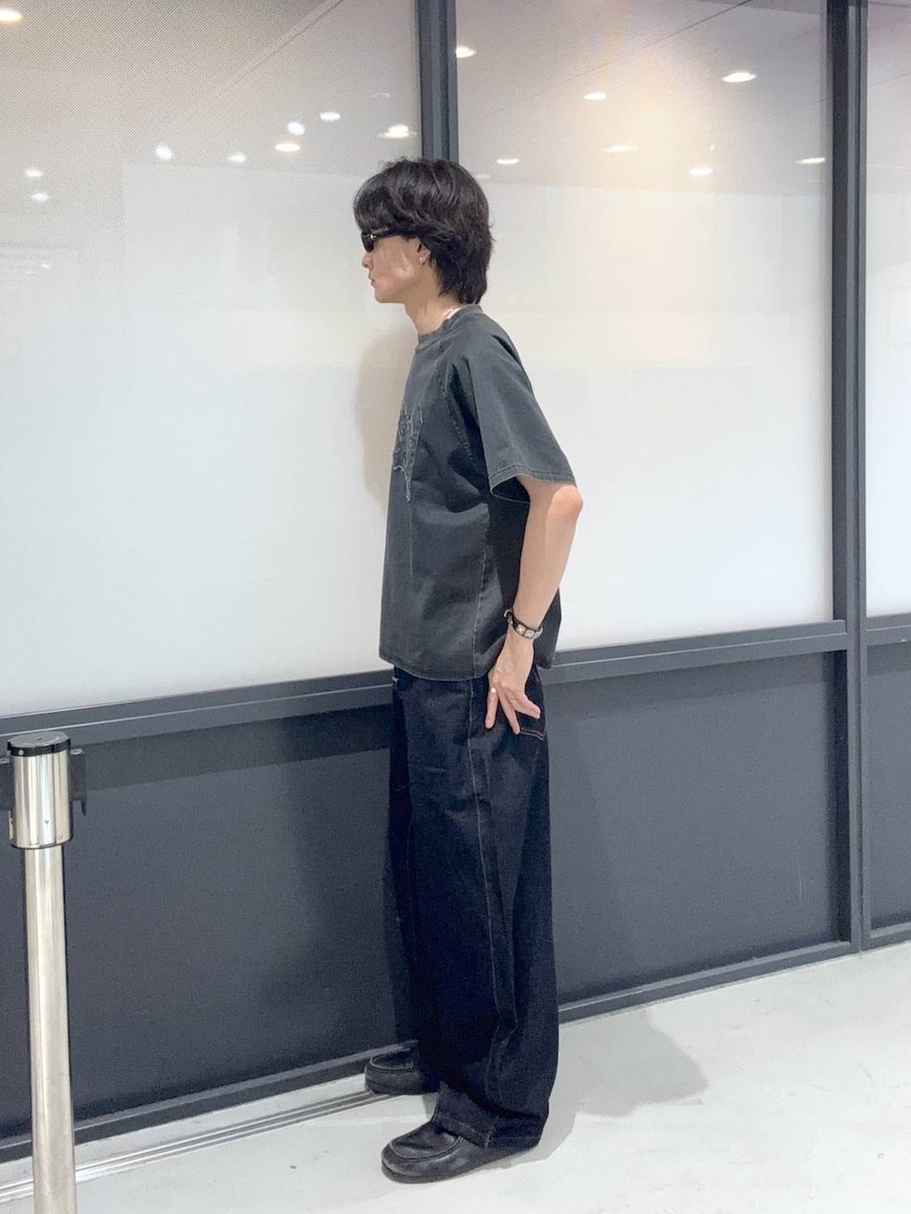 ブルー系のその他パンツ、ブラック系のサングラスを着用したメンズの夏コーディネートの2枚目の写真