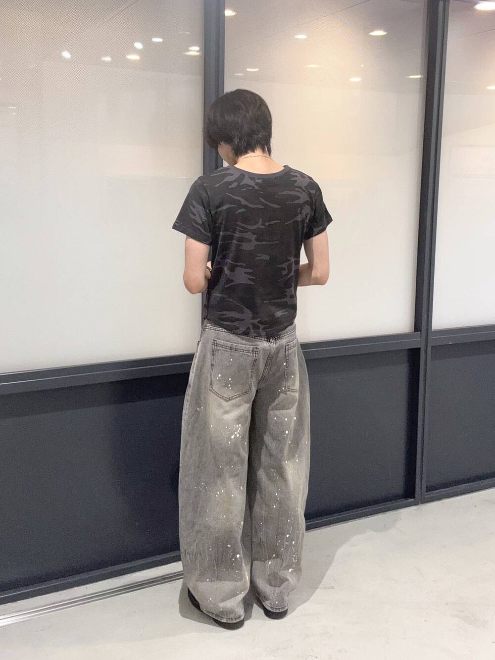 グレー系のTシャツ/カットソー、グレー系のその他パンツを着用したメンズの夏コーディネートの3枚目の写真