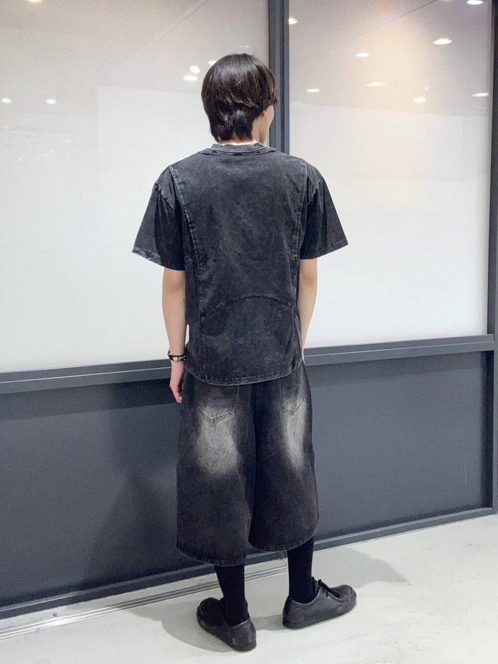 ブラック系のデニムパンツを着用したメンズの夏コーディネートの3枚目の写真