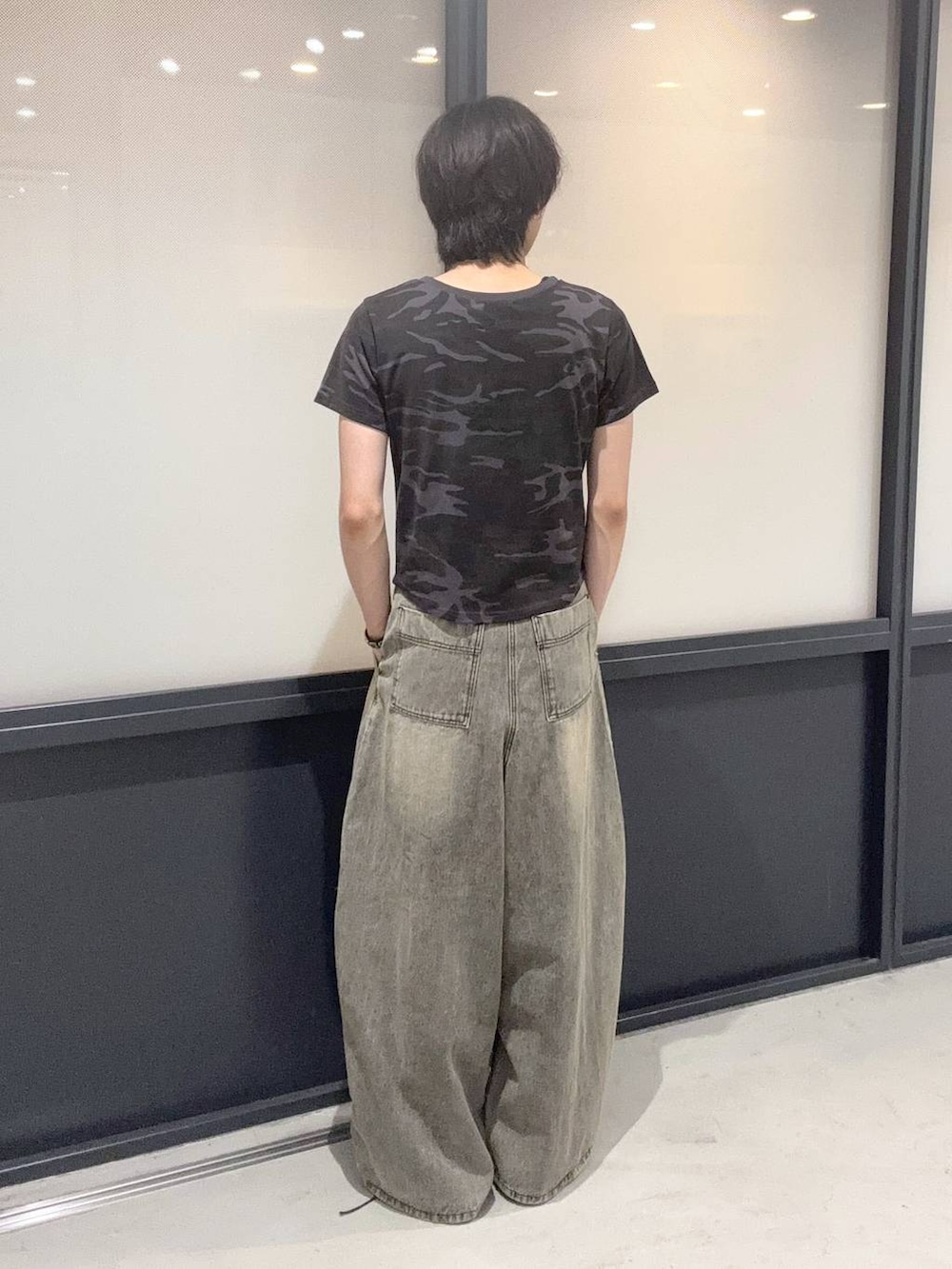 ブラック系のデニムパンツ、グレー系のTシャツ/カットソーを着用したメンズの夏コーディネートの3枚目の写真